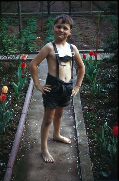 Junger Bursche in Lederhose